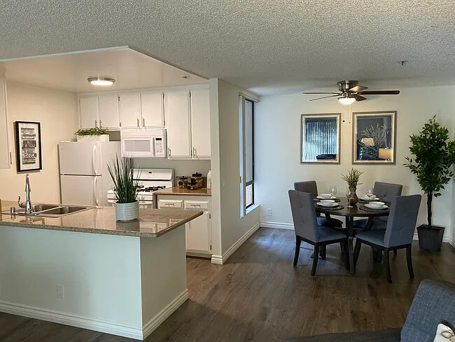 Westwood Executive House — Photo 14