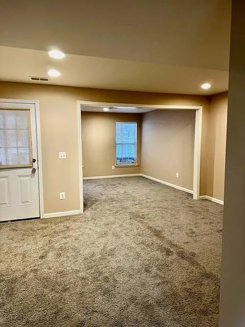 3 bed, 2156 sqft, $2,100 — Photo 3