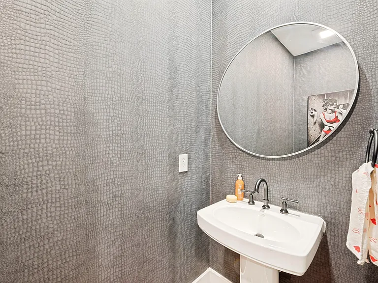 3205 State St #10 — Photo 15