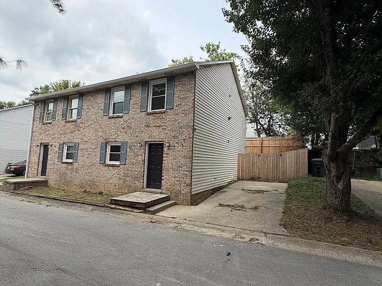 408 Bainbridge Ct — Photo 11