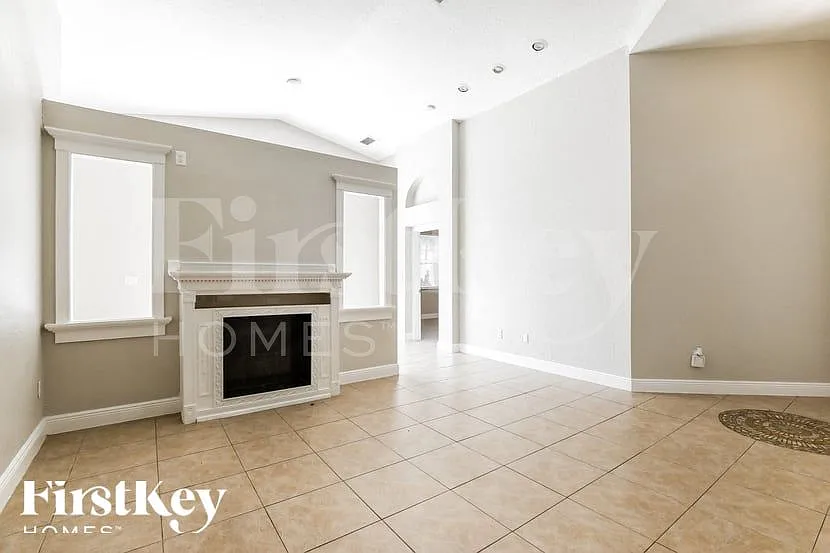 3 bed, 2.0 bath, 1705 sqft, $3,115 — Photo 4