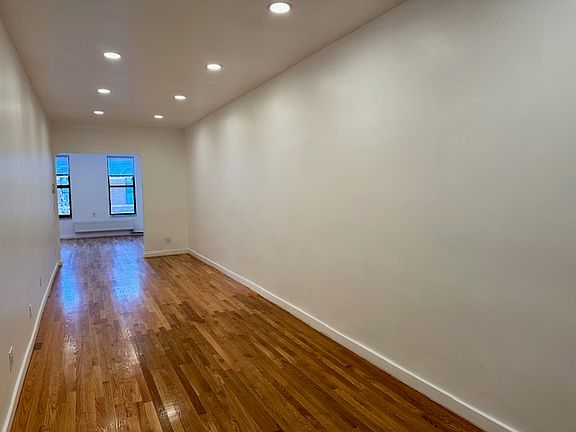 4th image of 122 Bedford Ave APT 4L