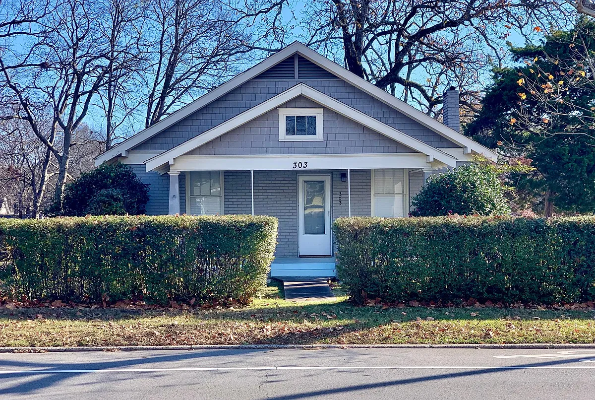 Building Photo - 303 N Van Buren St