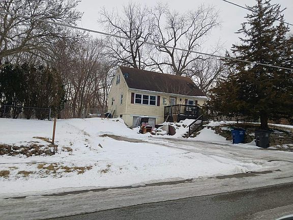 3rd image of 2931 E Aurora Ave