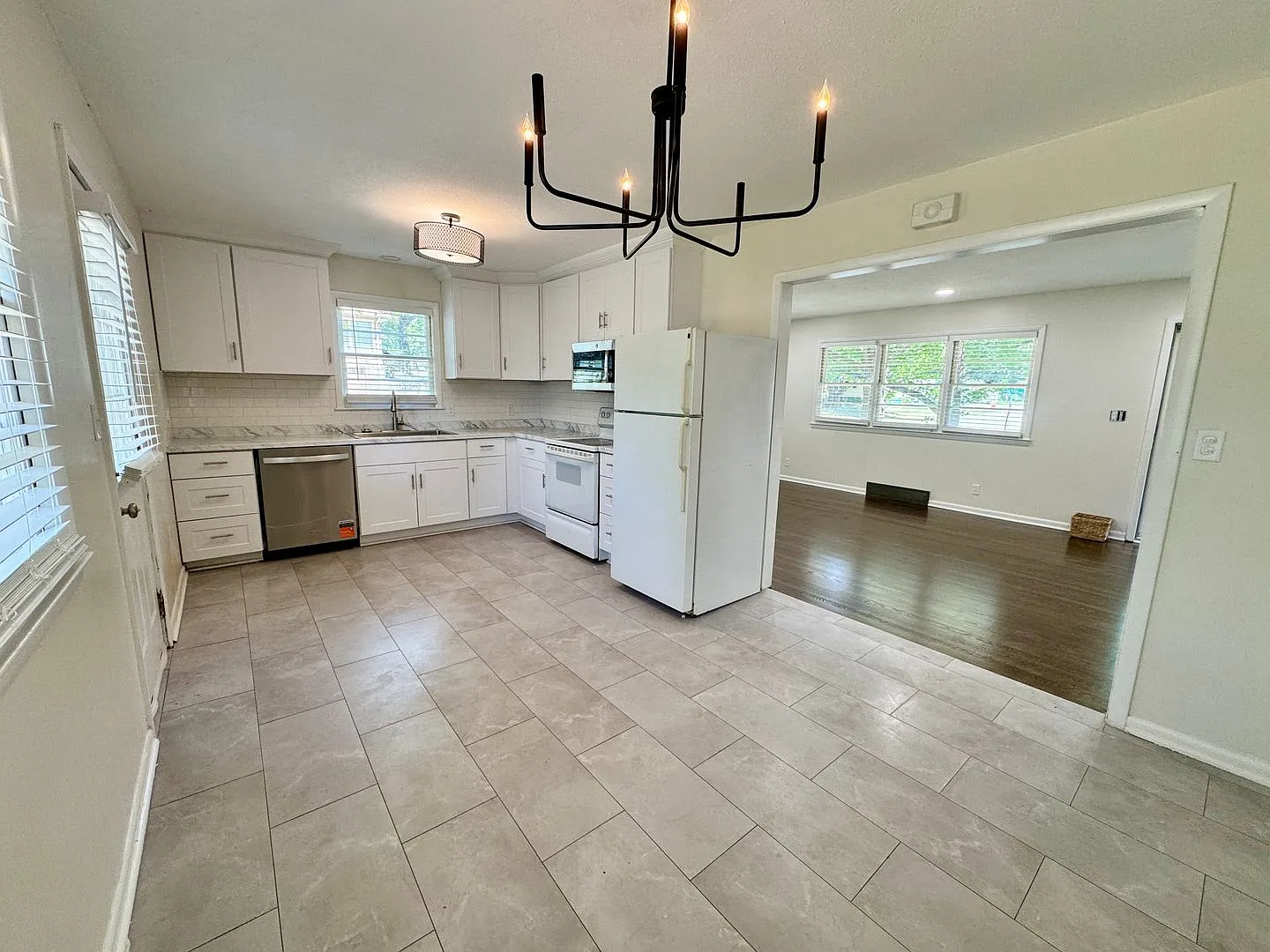 Fully Renovated Home Near Downtown Blue Springs — Photo 4