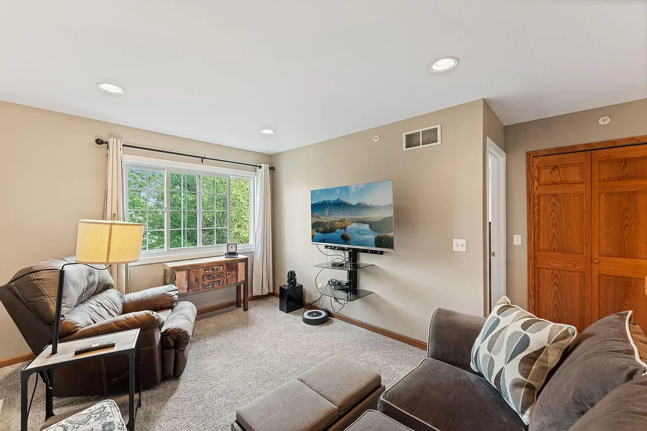 2 bed, 2.5 bath, 1612 sqft, $2,100 — Photo 3