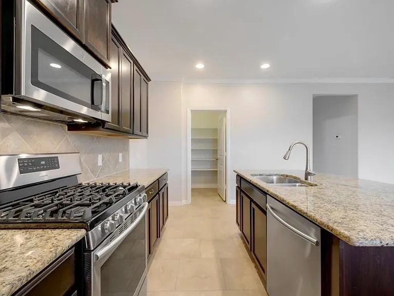528 Rancho Verde Dr — Photo 8