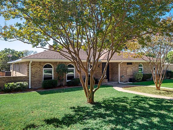 3rd image of 207 Lakehill Dr