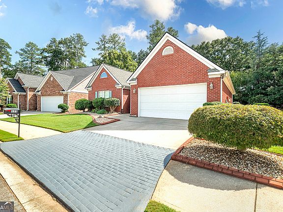 2nd image of 125 Pinnacle Ln