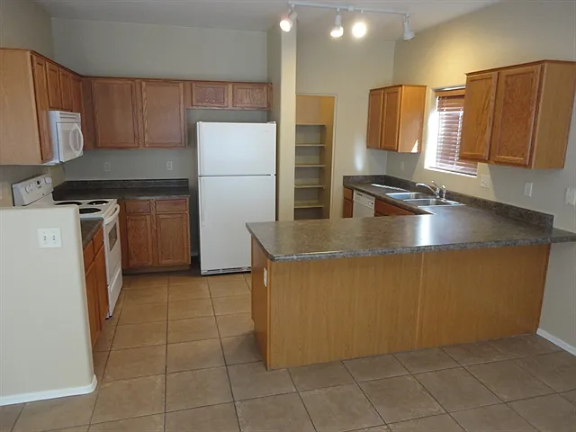 3 bed, 2.5 bath, 2179 sqft, $2,130 — Photo 2