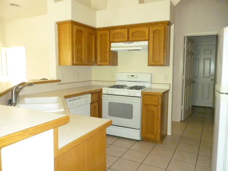 10684 E 39th Ln — Photo 5