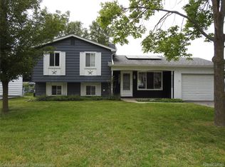 3267 Van Campen Dr, Waterford, MI 48329