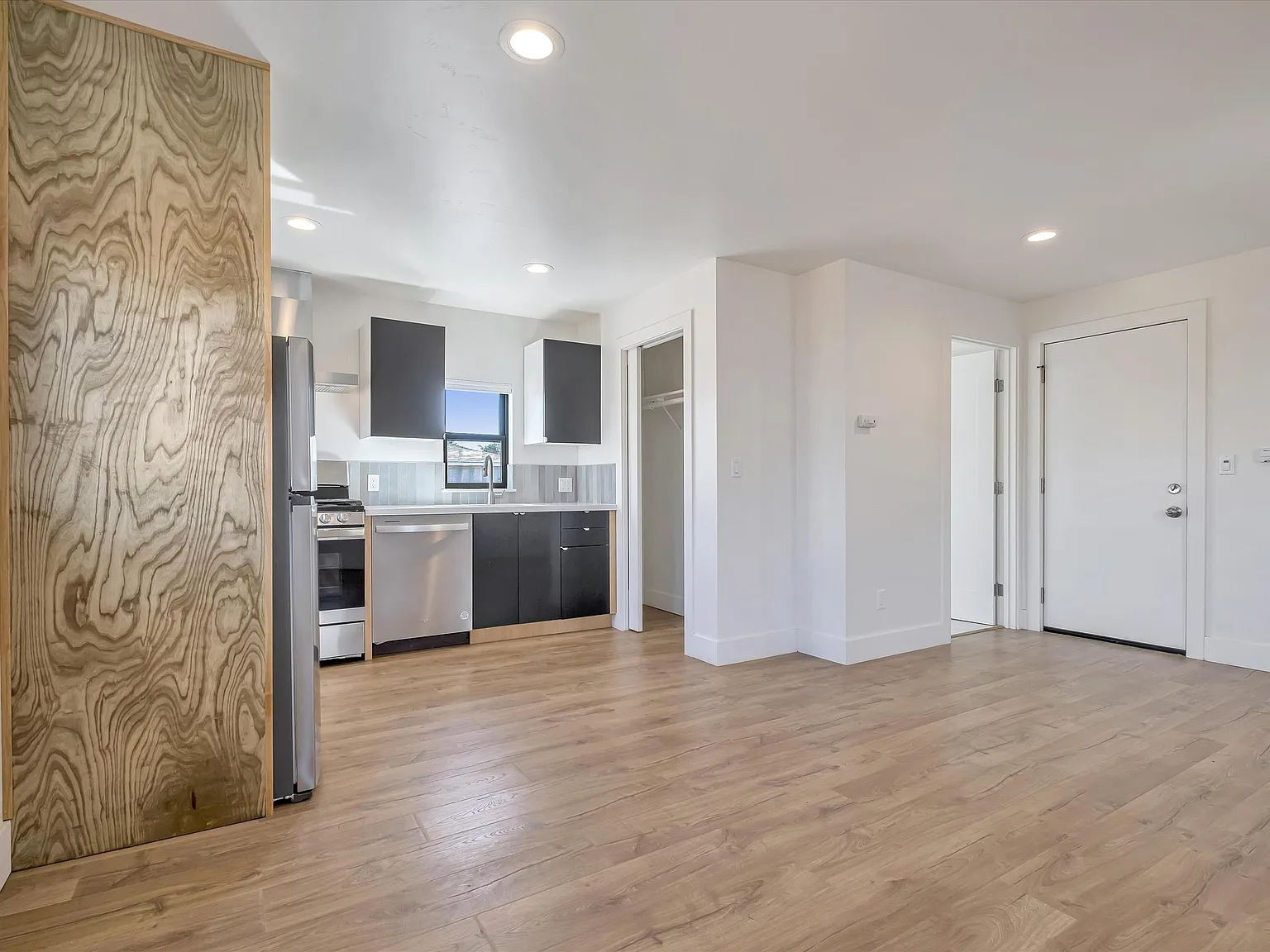 Remodeled Bungalow in Pleasure Point w Ample Storage! — Photo 4