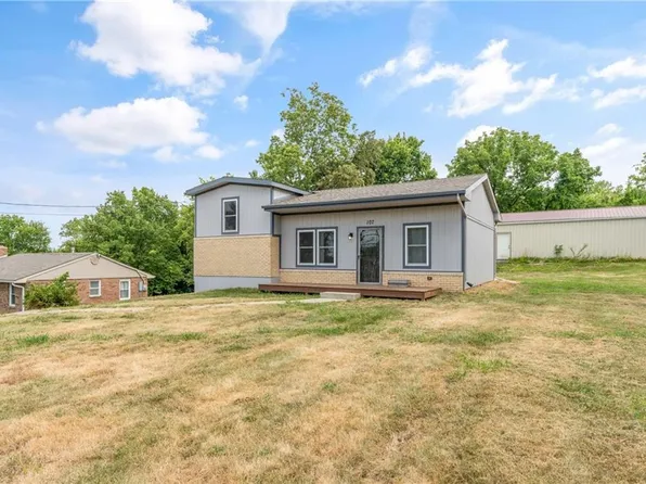 107 SW 28th St, Oak Grove, MO 64075