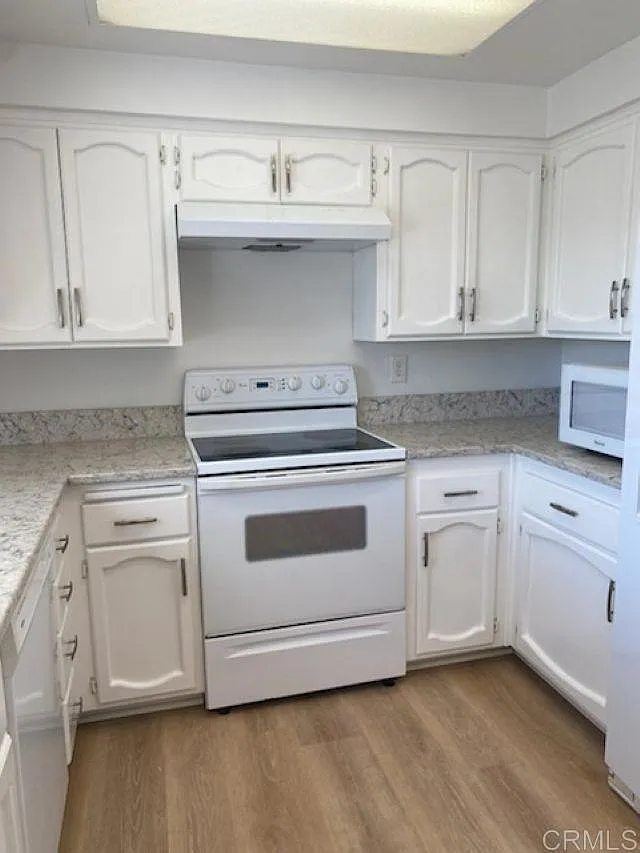 3 bed, 2.5 bath, 1382 sqft, $5,500 — Photo 1