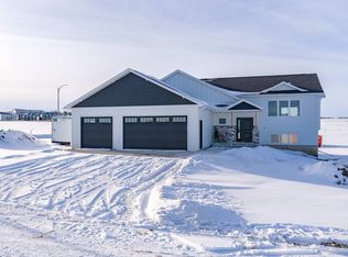 3511 Silver Leaf Ave NW, Mandan, ND 58554