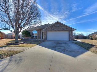 11636 SW 8th St, Yukon, OK 73099