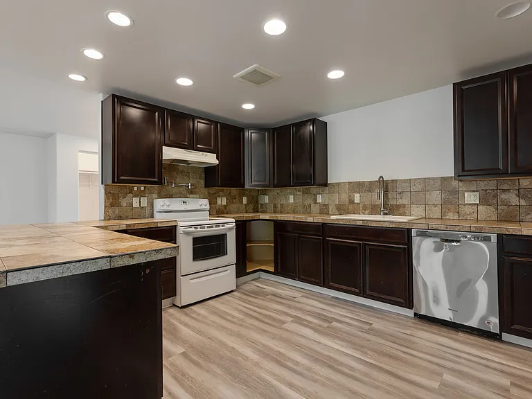 1500 W 9th Ave — Photo 14