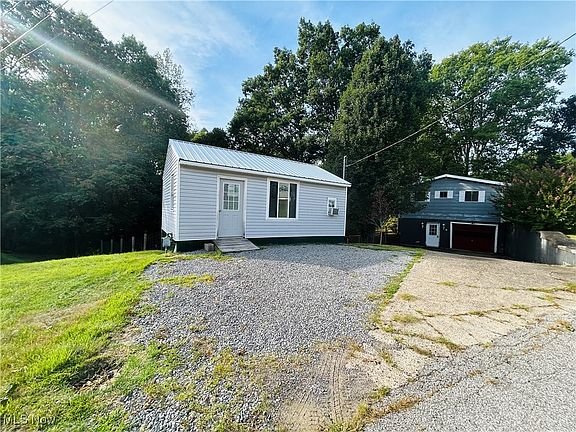 3rd image of 33 Wildwood Ln