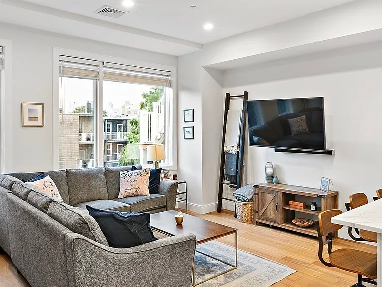303 Sumner St #3R — Photo 3