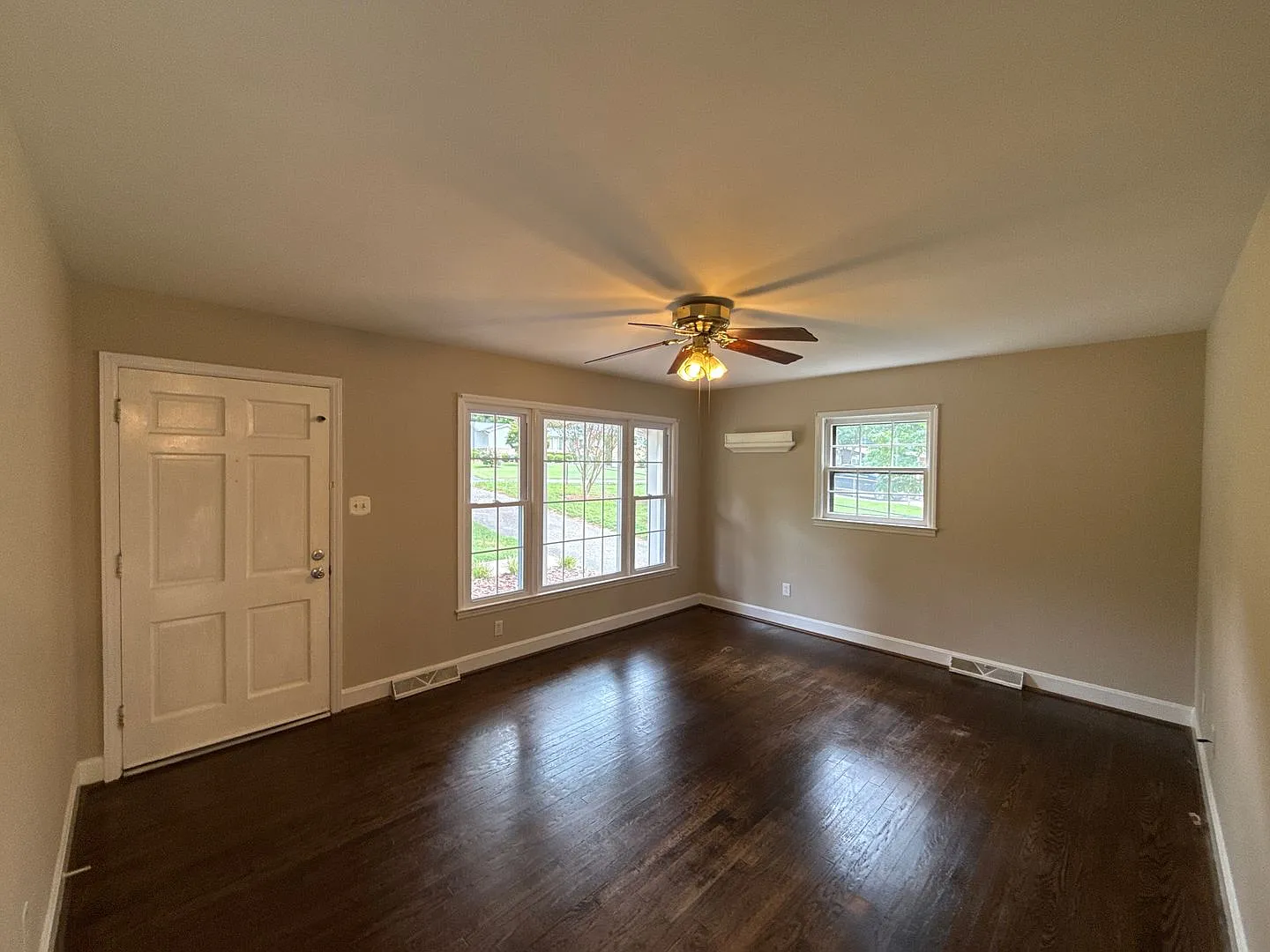 Charming Brick Ranch Home In Cambridge Park Community — Photo 2