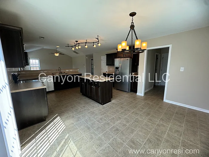 3 bed, 2.5 bath, 1909 sqft, $1,975 — Photo 4