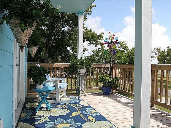 Enjoy the sunset/sunrise & bay view from this front porch