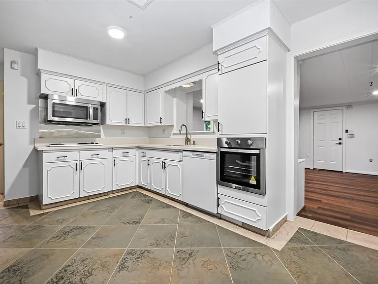 3731 Drake St — Photo 18