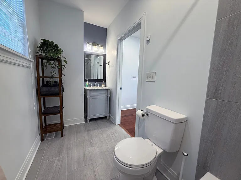Large full bath with tub/shower combo