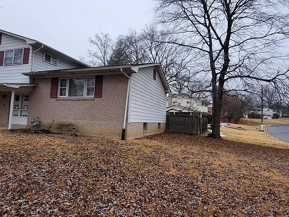 3rd image of 4605 Sharon Rd