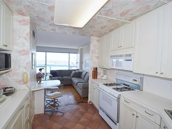 3rd image of 16625 Powells Cove Blvd APT 17L