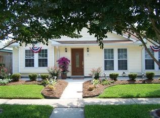 18 Honeysuckle Ln, Westwego, LA 70094