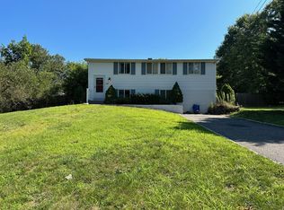 289 Old Town Rd, East Setauket, NY 11733