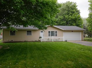 57162 Linda Dr, Three Rivers, MI 49093