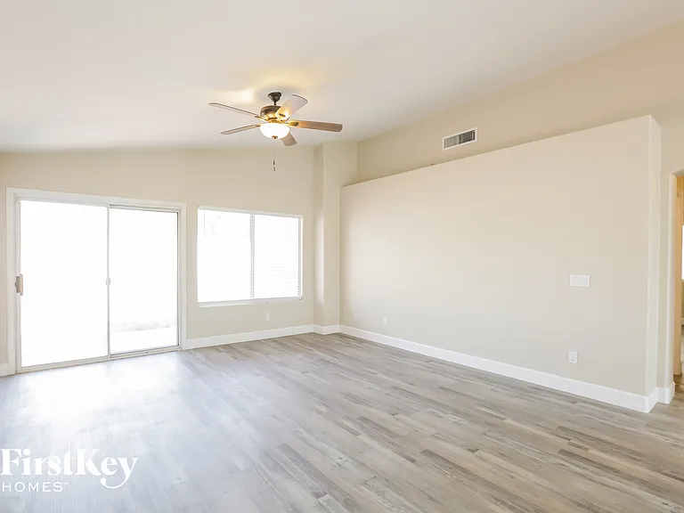 8630 W Shaw Butte Dr — Photo 3