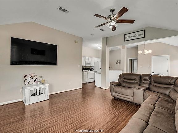 5th image of 1003 Orchid St