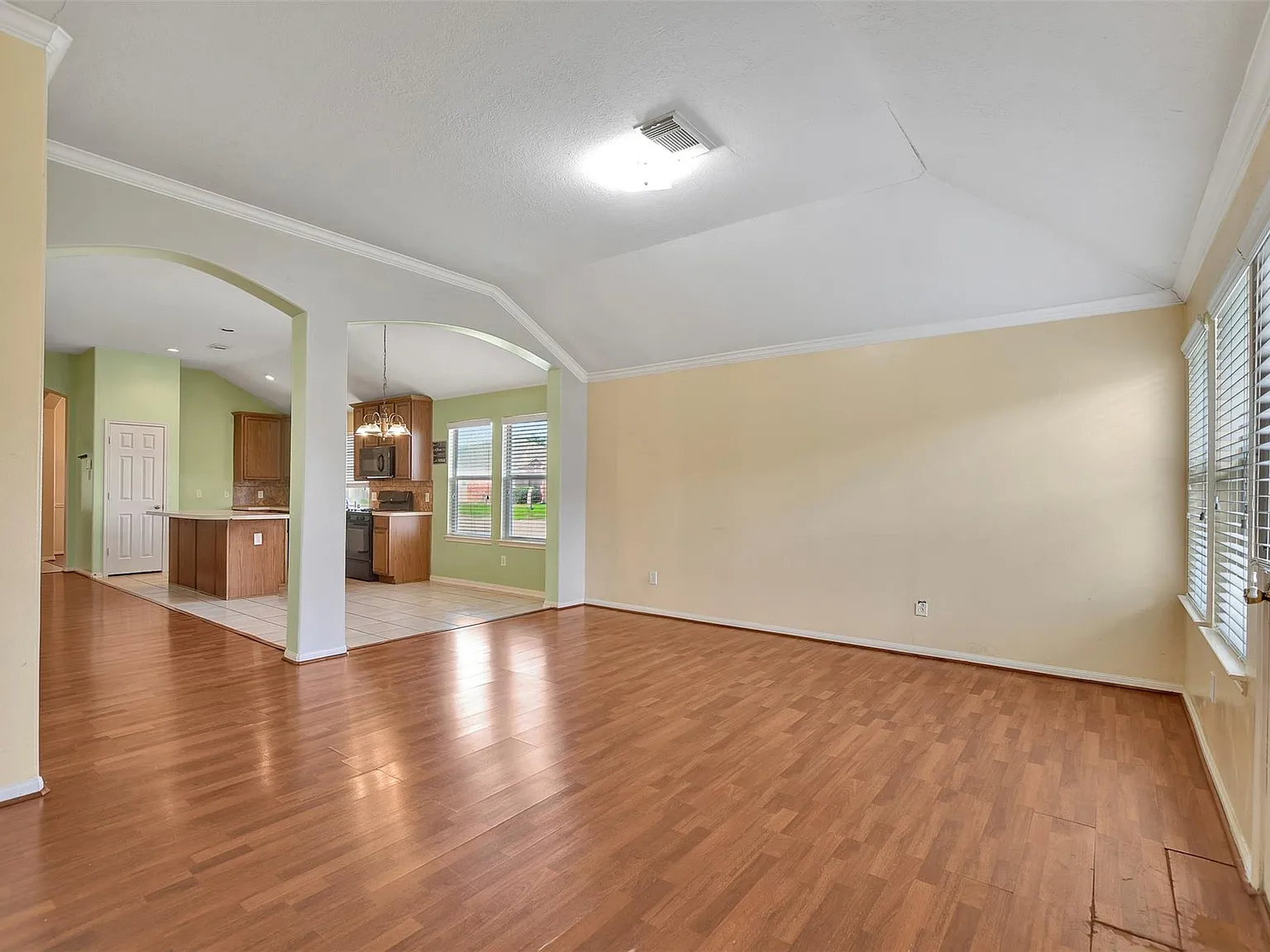 4 bed, 2.0 bath, 1930 sqft, $2,200 — Photo 4