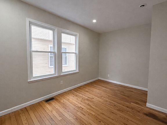 5th image of 25 Cedar Ave Unit 1