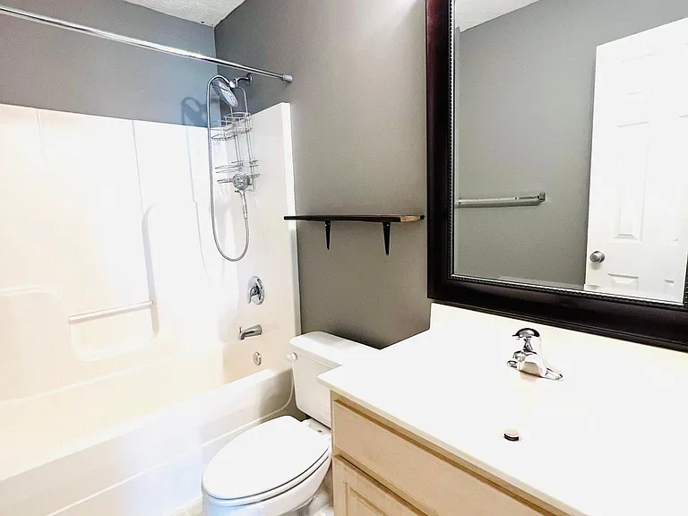 469 W Perry Rd — Photo 7