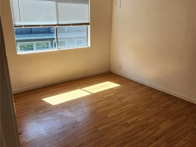 1525 E 2nd St #6 — Photo 22