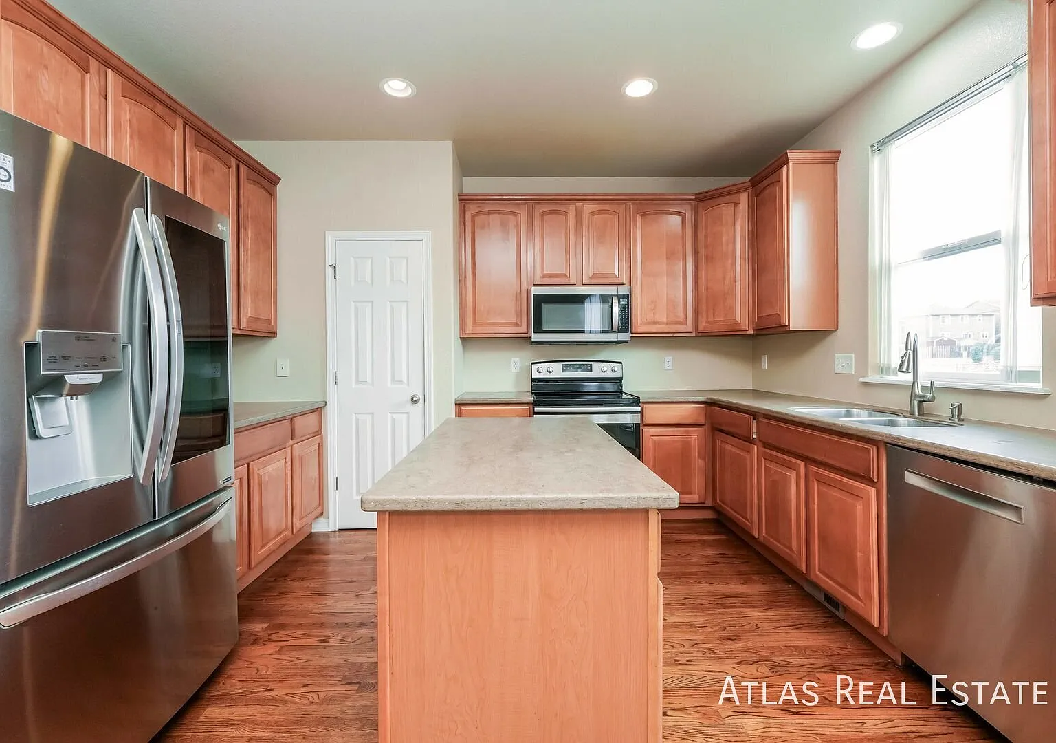 2 Weeks Free Rent Plus Free 55" Tv If Moved In By 9/15! Available Now! || Stunning 4 Bed 4 Bath W... — Photo 4
