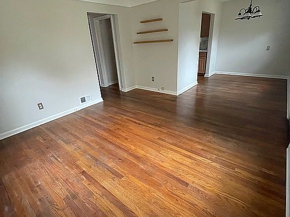 4th image of 14040 Hart Ave