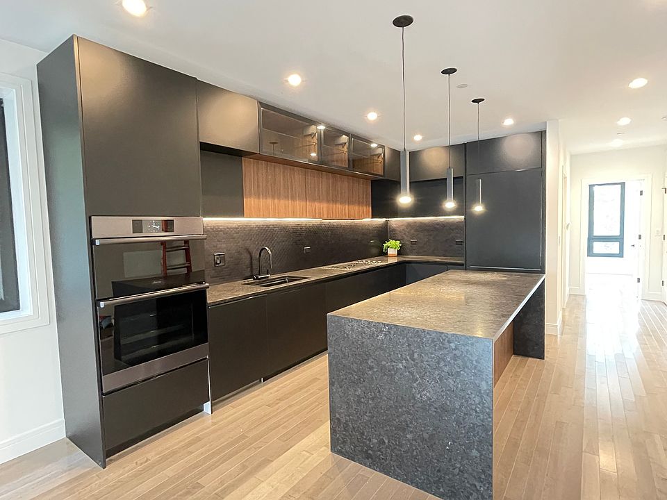 Tumbled leather island