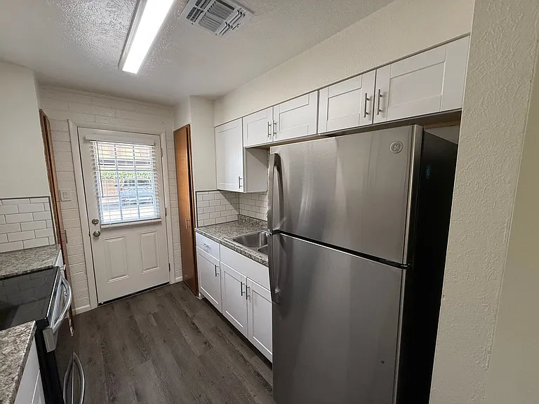 Alexsi Apartments — Photo 3