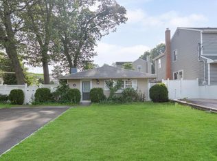 36 Adirondack Dr, Selden, NY 11784