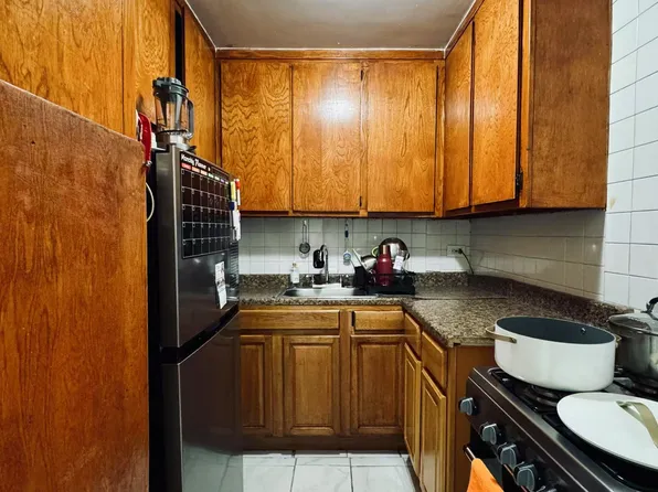 142-05 Roosevelt Avenue image 3 of 12