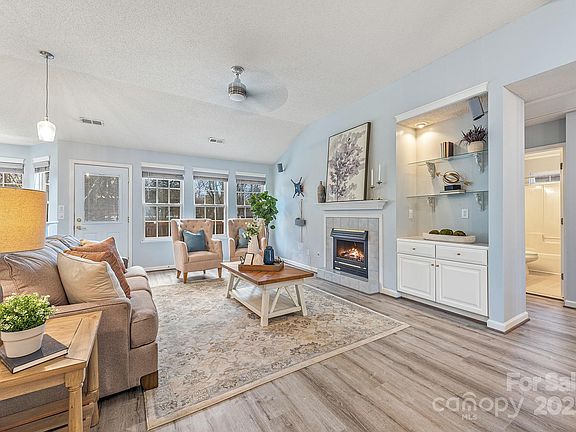 4th image of 3903 Bon Rea Dr