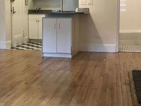 2nd image of 131 E 61st St APT 2B