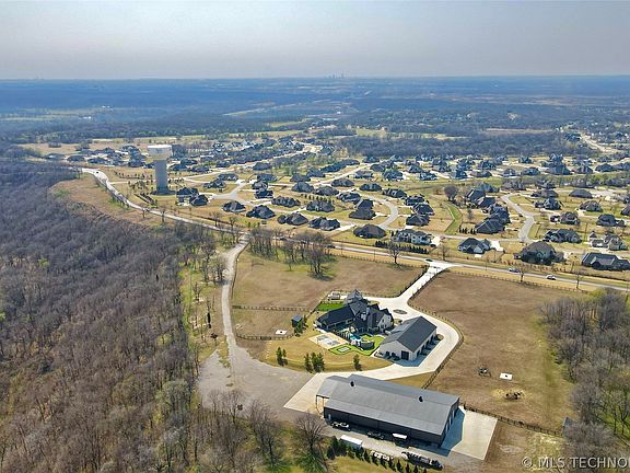 4th image of 6341 S Ridgeview Rd