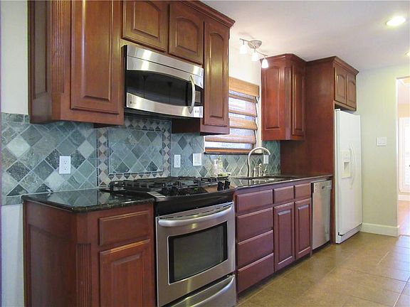 3rd image of 2424 Winona Dr